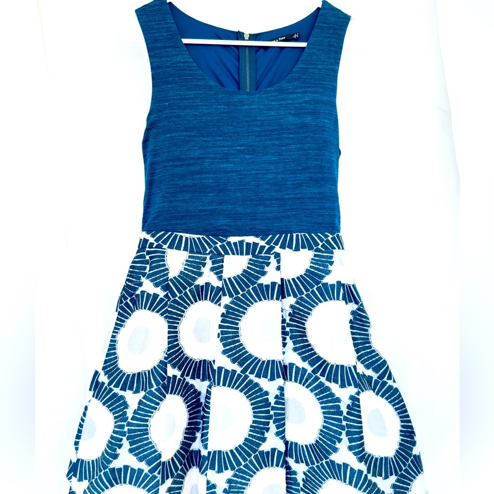 Doe and Rae blue bold print sleeveless dress fitted waist stretchy top